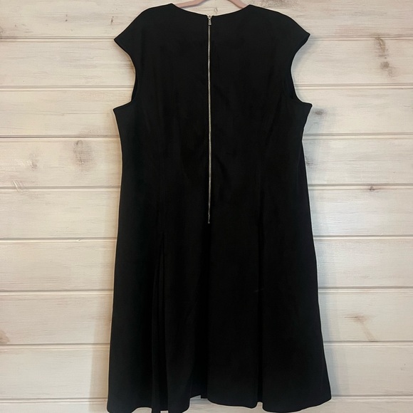 THE LIMITED COLLECTION Black
Faux Leather Suede Pleated
Dress Size 1X NWT $109 - Picture 3 of 13